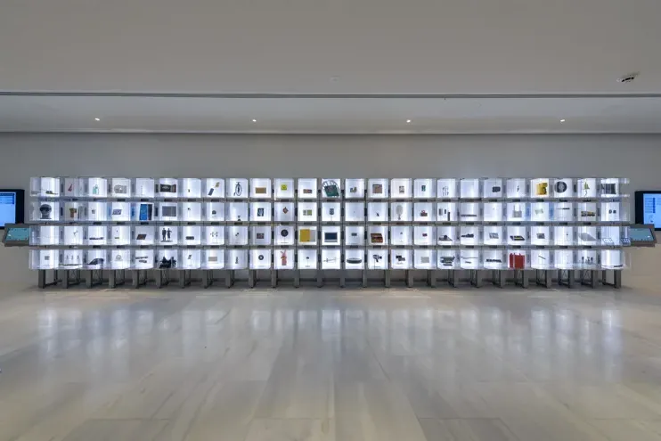 伦敦新萄新京十大正规网站萨沃伊广场展示的100个创意的全景
